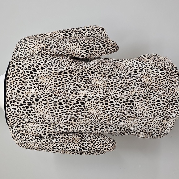 Chico's Black and Tan Leopard Print V Neck Knit Blouse Size Medium - Picture 5 of 10